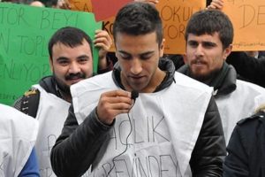 Bing&ouml;l &Uuml;niversitesi'nde 'soruşturmalara karşı' a&ccedil;lık grevi 8. g&uuml;n&uuml;nde