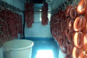 Marmaris'te 300 kilo bozuk sucuk ele ge&ccedil;irildi