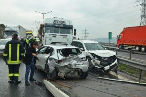 Tem Otoyolu'nda zincirleme kaza: 9 yaralı