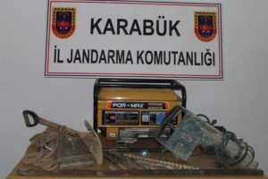 Jandarmadan ka&ccedil;ak kazı operasyonu: 9 g&ouml;zaltı