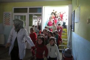 İki katlı bina 50 saniyede boşaltıldı