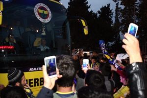 Fenerbah&ccedil;e kafilesini taşıyan otob&uuml;s&uuml;n &ouml;n&uuml;n&uuml; kestiler !
