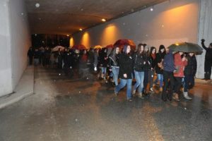 &Ouml;ğrenciler, yurt yolundaki tacizi y&uuml;r&uuml;y&uuml;şle protesto etti