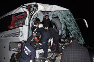 Otob&uuml;s, tuğla y&uuml;kl&uuml; kamyona arkadan &ccedil;arptı: 2 &ouml;l&uuml;, 13 yaralı