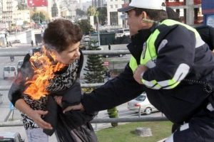 Kendini yaktı, yurt bastı! Derdi ne?