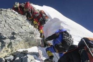 Everest'in zirvesinde tuvalet krizi
