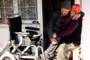 15 yıldır engelli eşini kucağında taşıyor