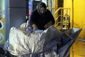 Yağmur altında plastik şişe topladı