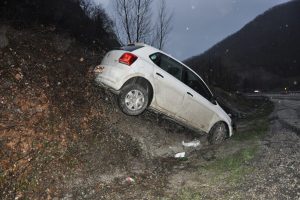 Bursa'da otomobil virajı alamayınca...