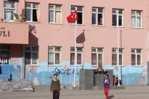 İndirilen T&uuml;rk bayrağının yerine yenisi asıldı