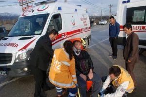 İş&ccedil;ileri taşıyan minib&uuml;s TIR'a &ccedil;arptı: 8 yaralı