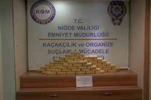 &Ccedil;orap i&ccedil;inden 35 kilo eroin &ccedil;ıktı !