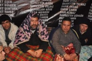 Soma'da işten &ccedil;ıkarılan maden iş&ccedil;ileri oturma eylemi yapıyor