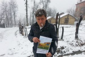 Kaybolan ineğini afişlerle arıyor