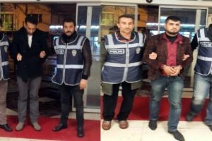 'Polisiz' deyip m&uuml;teahhidin 1 milyonunu aldılar
