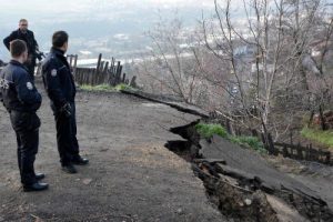 Karab&uuml;k'te heyelan: 14 ev tahliye edildi