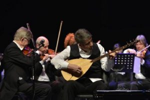 Bağlamanın orkestra ile dansı b&uuml;y&uuml;ledi
