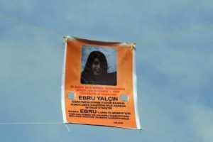 Dehşete d&uuml;ş&uuml;ren pankart!