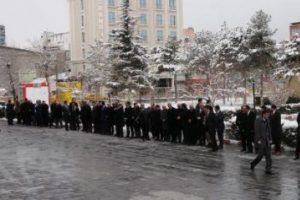 Vali i&ccedil;in eksi 2 derecede karşılama kuyruğu