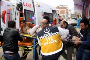 Mutfakta yemek yaparken &ccedil;&ouml;ken tavanın altında kaldı!