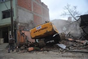 Orhangazi'de kamulaştırılan binalar yıkılıyor