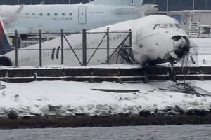 New York'ta bir u&ccedil;ak pistten &ccedil;ıktı