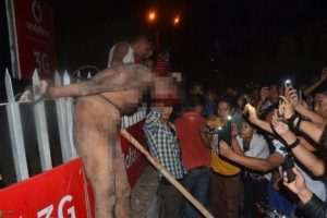 Hapishaneyi basıp tecav&uuml;zc&uuml;y&uuml; ka&ccedil;ırdılar ve kent meydanında lin&ccedil; ettiler