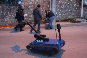 Bomba s&uuml;s&uuml; verilmiş piknik t&uuml;p&uuml; panik yarattı