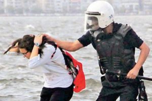 Polisin sa&ccedil;ını &ccedil;ektiği o kızın g&ouml;r&uuml;nt&uuml;s&uuml; bulunamadı
