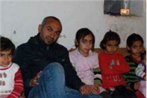 &Ccedil;ocuklarını okutmak i&ccedil;in b&ouml;breklerini satıyor!