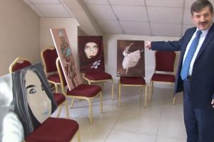 Erkek ressamlar kadına y&ouml;nelik şiddeti resmetti