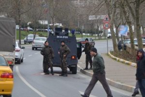 AK Parti İl Başkanlığı karşısında ş&uuml;pheli &ccedil;anta paniği