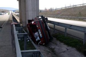 Bariyerleri aşıp k&ouml;pr&uuml;n&uuml;n ayağına &ccedil;arptı