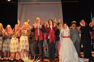 Mudanya'da CHP'li kadınlar efelerle zeybek oynadı