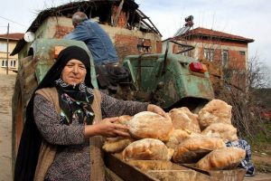 Bu k&ouml;y&uuml;n kadınları ekmekten para kazanıyor