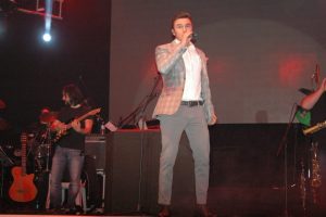 Artvinliler gecesi&acute;nde Mustafa Ceceli r&uuml;zgarı esti...