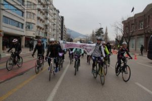 'Kadına Şiddete Hayır' deyip 10 kilometre pedal &ccedil;evirdiler