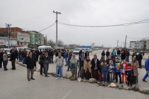 Bursalı kadınlar taşlarla yol kapattı
