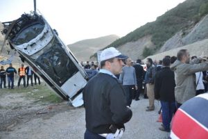 Otomobil baraj g&ouml;l&uuml;ne u&ccedil;tu: 2 &ouml;l&uuml;