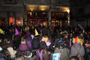 Feministler gece y&uuml;r&uuml;d&uuml;