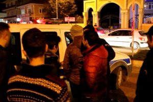 &Ouml;l&uuml;mc&uuml;l şaka! Ş&uuml;pheli pakete yaklaşıp...