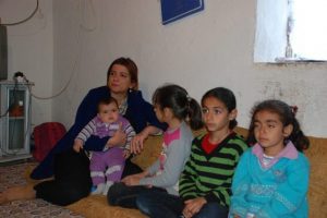 Hanımağa yardım elini uzattı