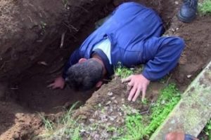 Bodrum'da kazılan mezardan tarihi bir s&uuml;tun &ccedil;ıktı