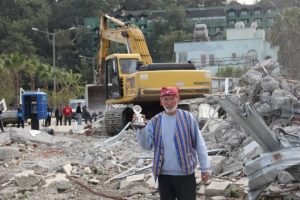 &Ouml;nce plaket verdiler, sonra iş yerini yıktılar