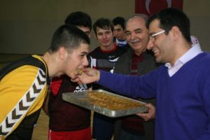 Polis G&uuml;c&uuml; hentbolcularına baklavalı uğurlama