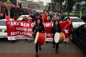 Bursa Vatan Partililer şehitlerine y&uuml;r&uuml;yor...
