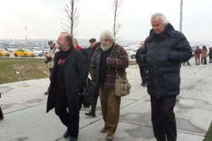 Sanat&ccedil;ılar Yaşar Kemal'in heykeline y&uuml;r&uuml;d&uuml;ler