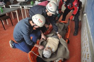 Mudanya Arama Kurtarma Ekibi okul tatbikatlarını s&uuml;rd&uuml;r&uuml;yor