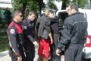 Elindeki bı&ccedil;akla belediye binasına girmeye &ccedil;alıştı