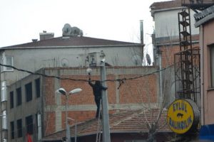 G&ouml;stericiler MOBESE'leri yerinden s&ouml;kt&uuml;